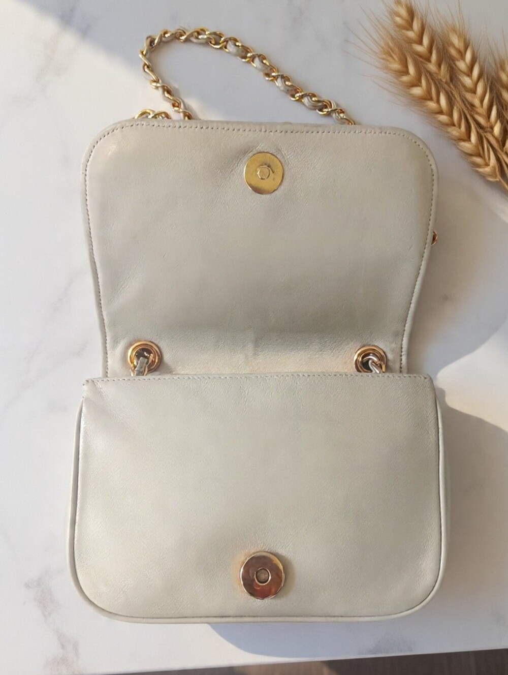 👜 Vintage Chanel 1988 Beige Lambskin CC Stitch Small Flap Shoulder Bag - Picture 10 of 17